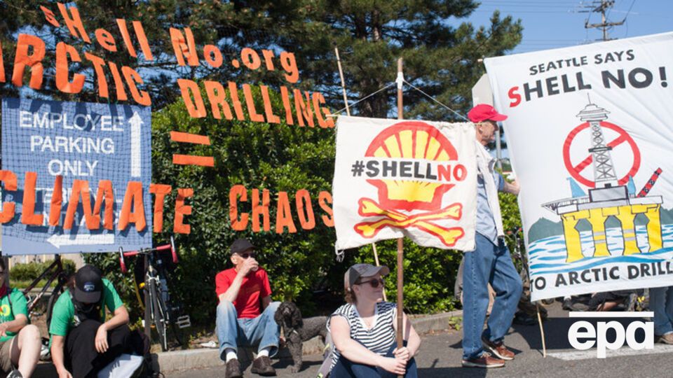 Активисты выступают против бурения скважин в Арктике, предупреждая о возможной катастрофе