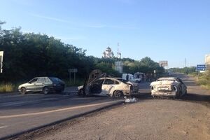Последствия перестрелки в Мукачево — сожженные автомобили силовиков