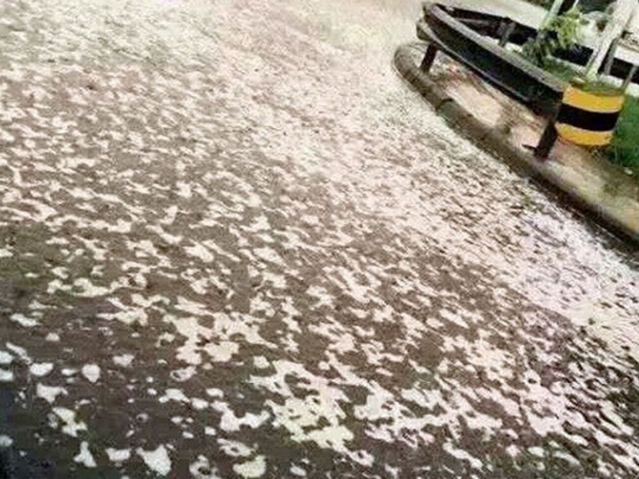 Жители обеспокоены появлением пены неясного происхождения