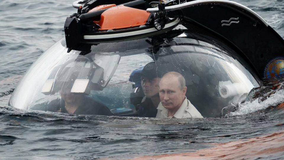 Путин погрузился на дно в батискафе