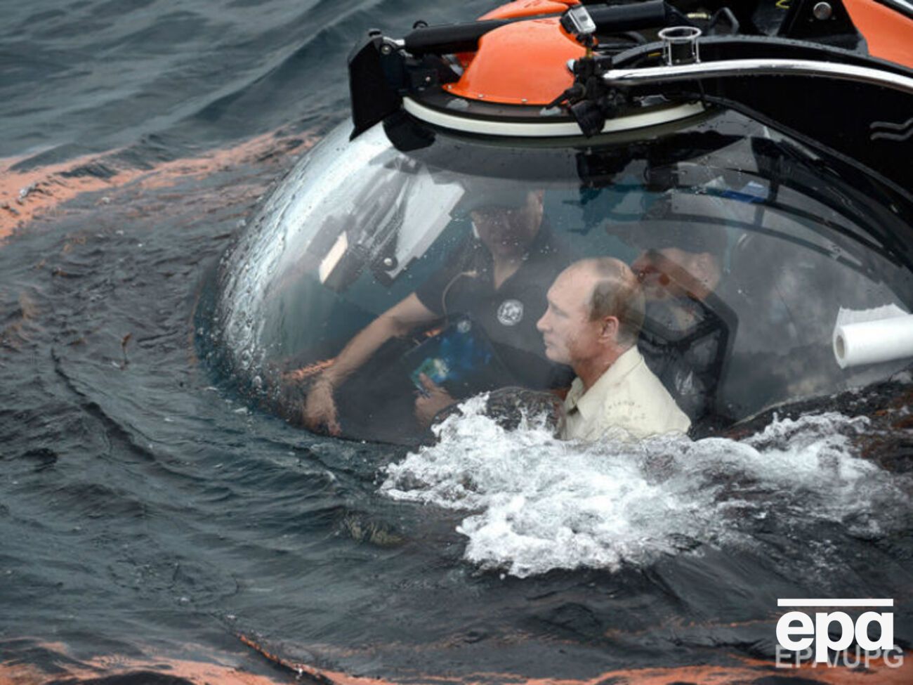 После погружения жители Севастополя встречали Путина овациями и&nbsp;кричали "Спасибо, спаситель наш!" и "Мы любим Россию!"