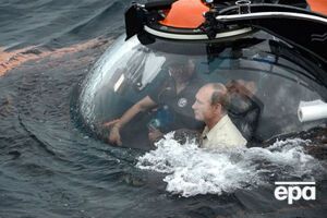 После погружения жители Севастополя встречали Путина овациями и кричали "Спасибо, спаситель наш!" и "Мы любим Россию!"