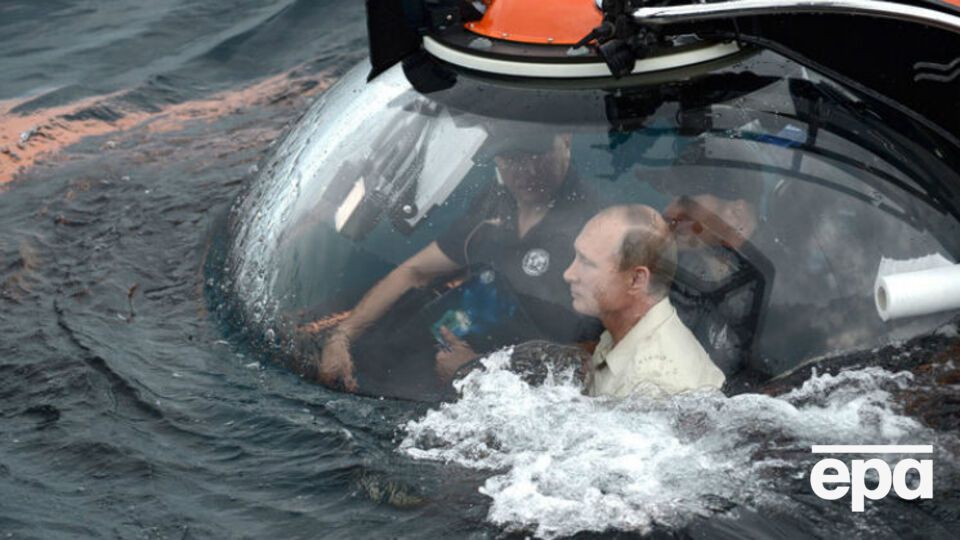 После погружения жители Севастополя встречали Путина овациями и кричали "Спасибо, спаситель наш!" и "Мы любим Россию!"