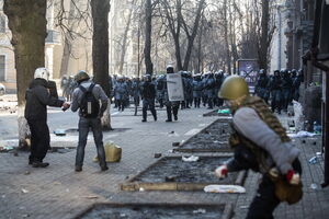 Главный вопрос: с каким именно расчетом вечером 20 февраля 2014 года начали готовить беспощадную бойню, одновременно договариваясь с западными политиками об урегулировании возникшей ситуации?