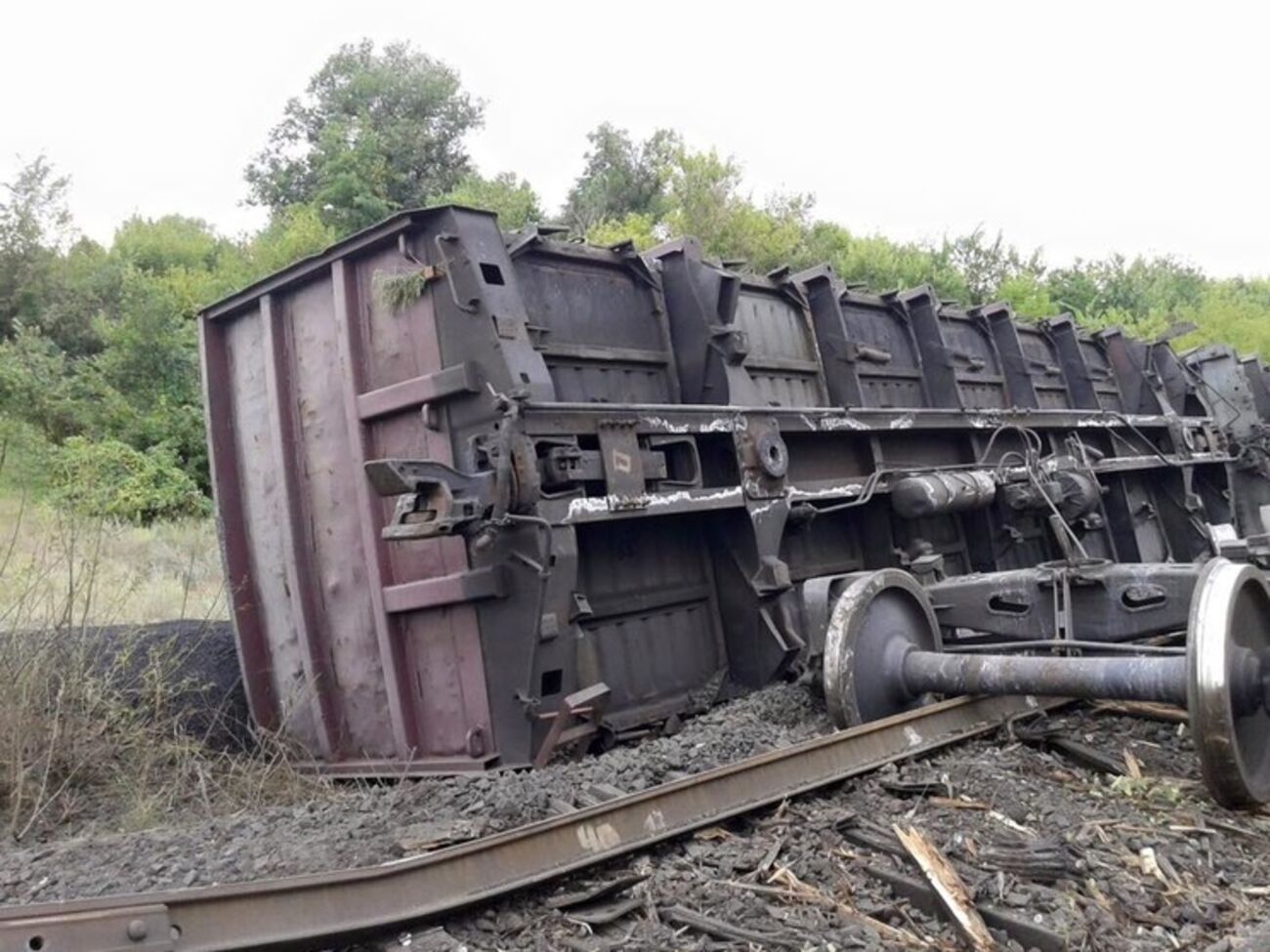 На рельсах были заложены две мины ТМ-62М, по одной под каждую рельсу
