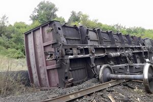На рельсах были заложены две мины ТМ-62М, по одной под каждую рельсу