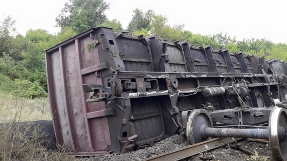 На рельсах были заложены две мины ТМ-62М, по одной под каждую рельсу