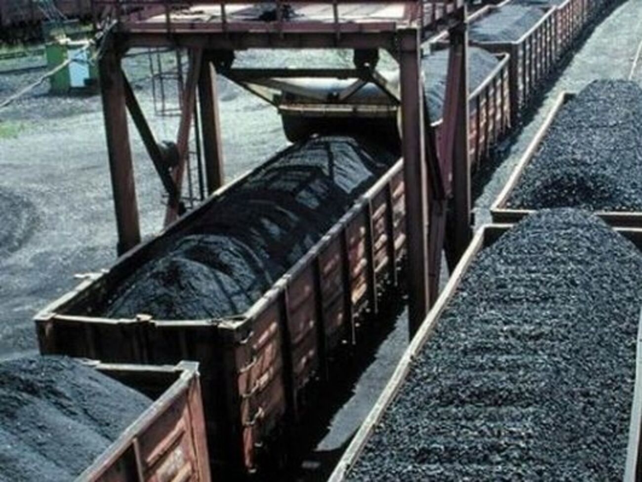 Из-за разрушения железнодорожной инфраструктуры поставки угля из зоны АТО ограничены