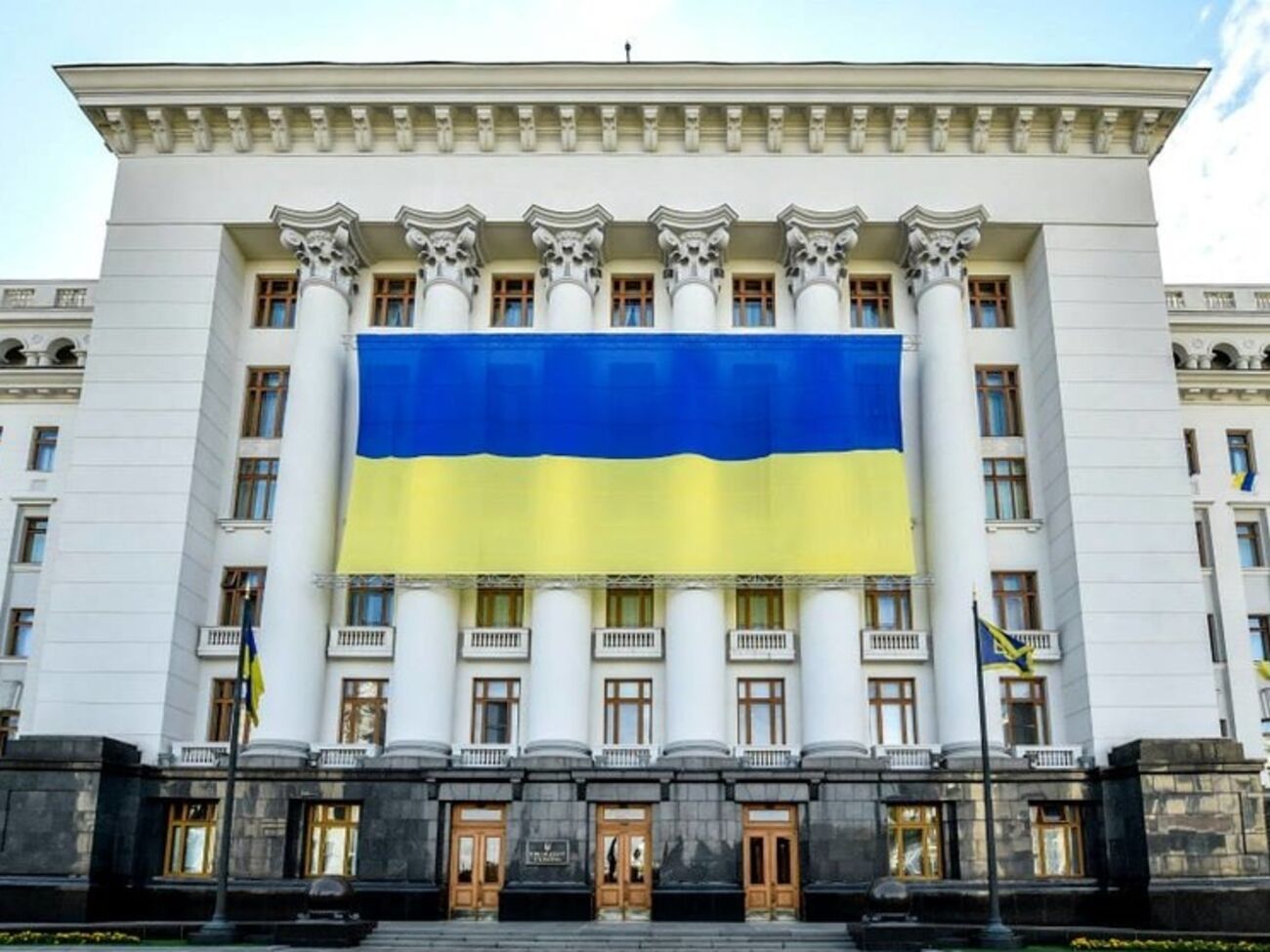 На фасаде здания Администрации Президента появился огромный государственный флаг Украины