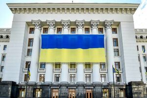 На фасаде здания Администрации Президента появился огромный государственный флаг Украины