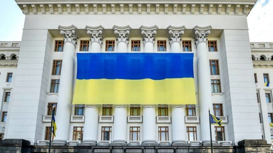 На фасаде здания Администрации Президента появился огромный государственный флаг Украины