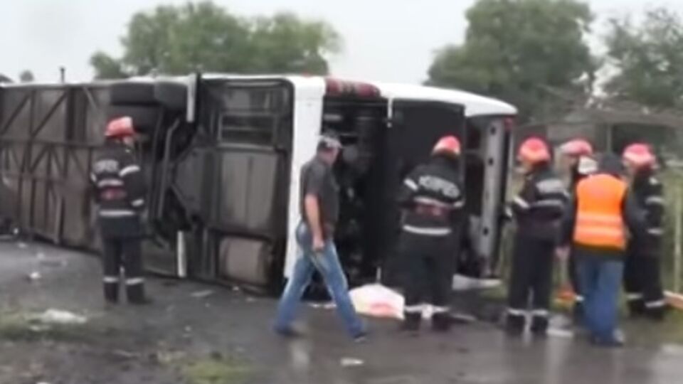 В результате ДТП, по одним данным, погибли два человека, по другим, – три