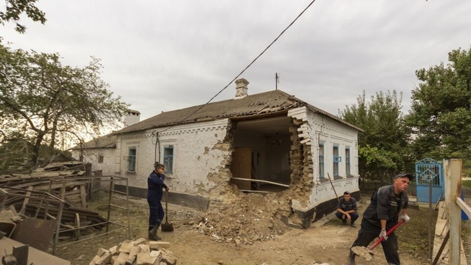 Последствия обстрела поселка Сартана, который находится вблизи Мариуполя