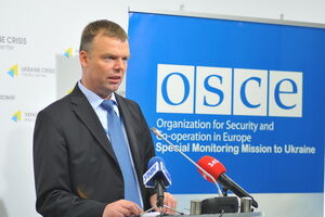 Александр Хуг сообщил, что действующие на Донбассе боевики угрожают наблюдателям