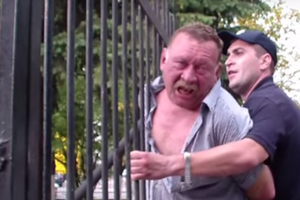 Патрульные полицейские в Киеве задержали пьяного мужчину, представившегося майором милиции. Видео