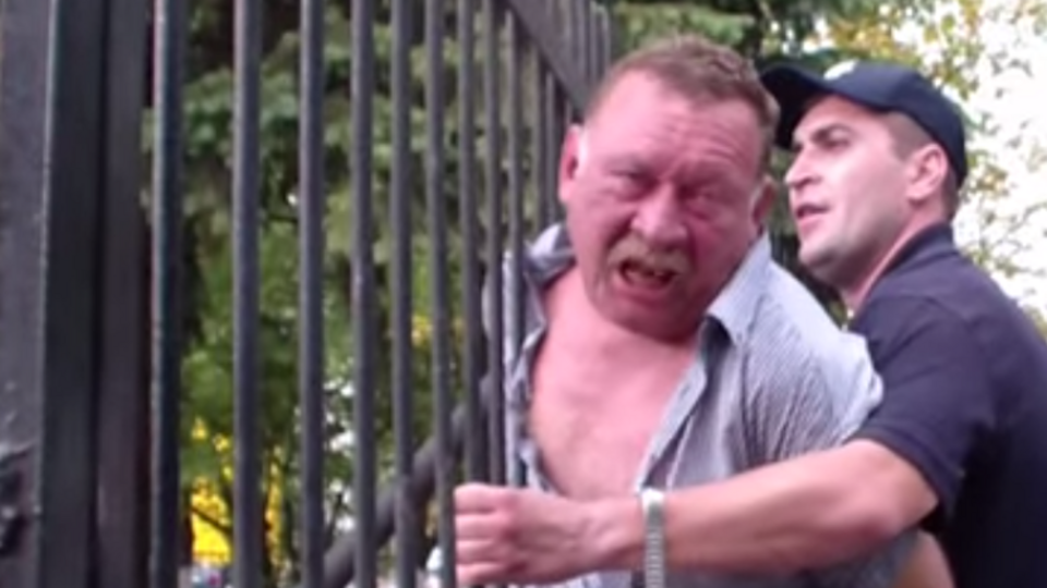 Патрульные полицейские в Киеве задержали пьяного мужчину, представившегося майором милиции. Видео