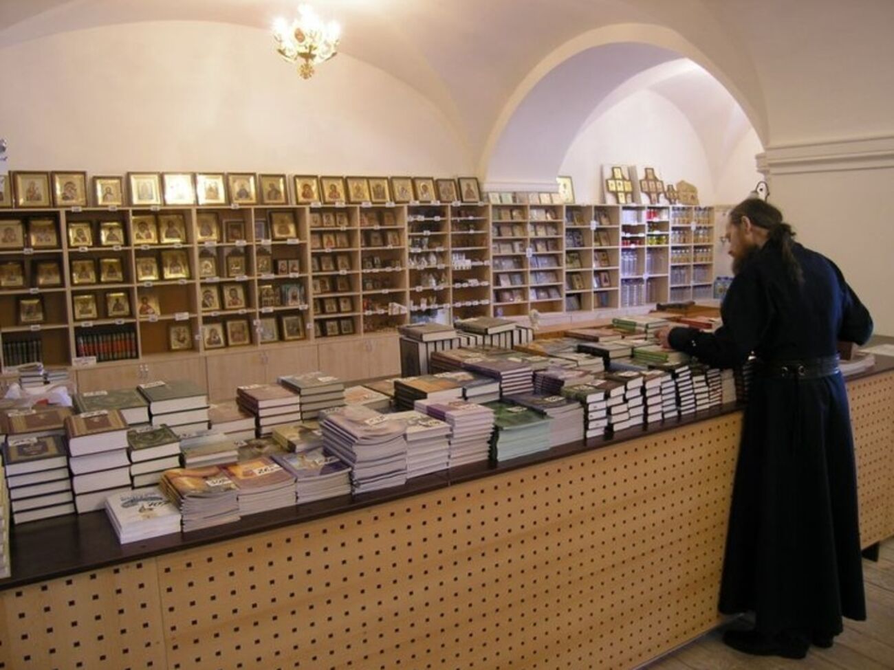 Священник не смог убедить предпринимателя не торговать порнографией в церковной лавке