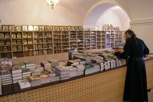 Священник не смог убедить предпринимателя не торговать порнографией в церковной лавке