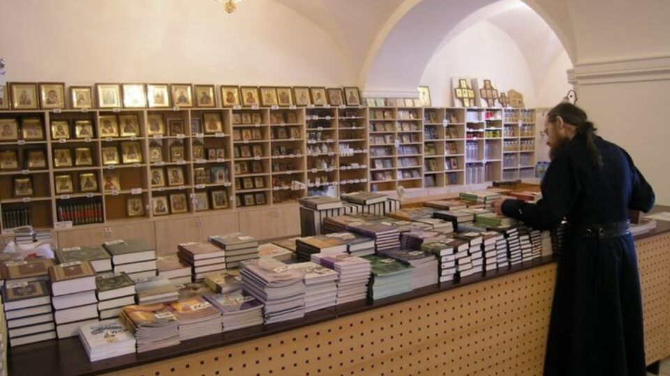 Священник не смог убедить предпринимателя не торговать порнографией в церковной лавке