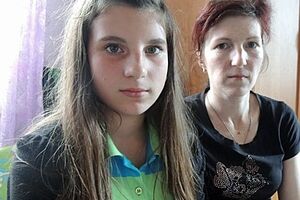 Пострадавшая девочка: Женщина схватила меня за волосы, наклонила назад и ударила кулаком