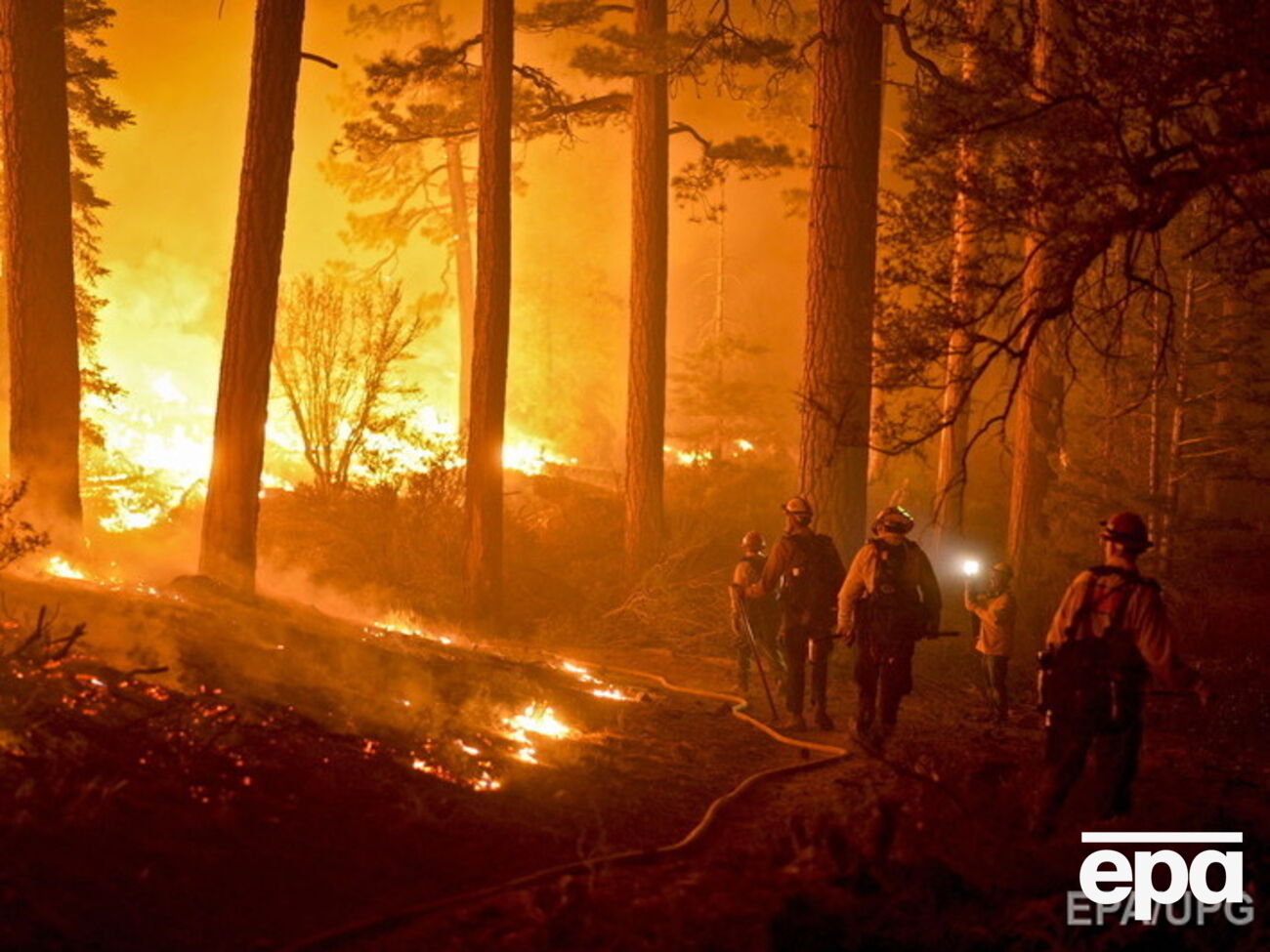Жертвой стихии уже стал пожарный