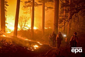Жертвой стихии уже стал пожарный