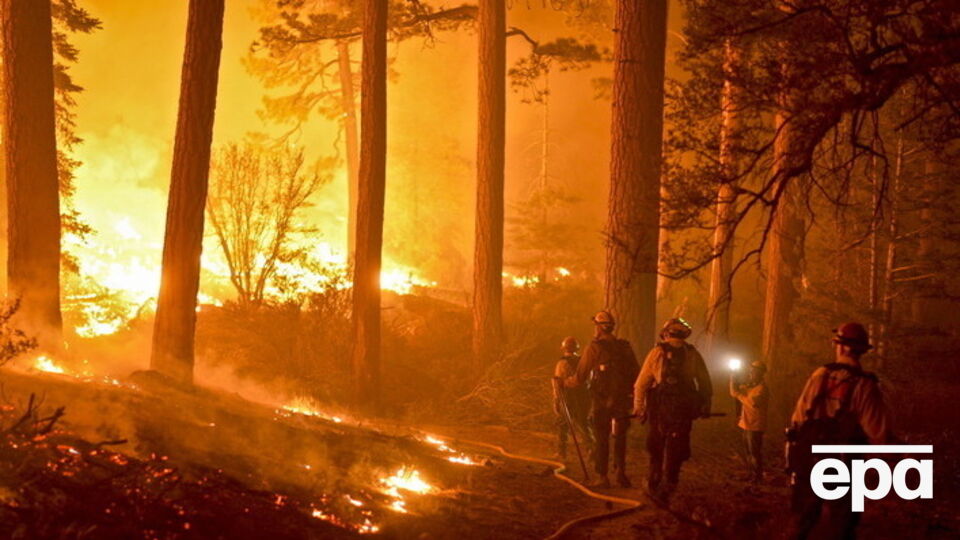 Жертвой стихии уже стал пожарный