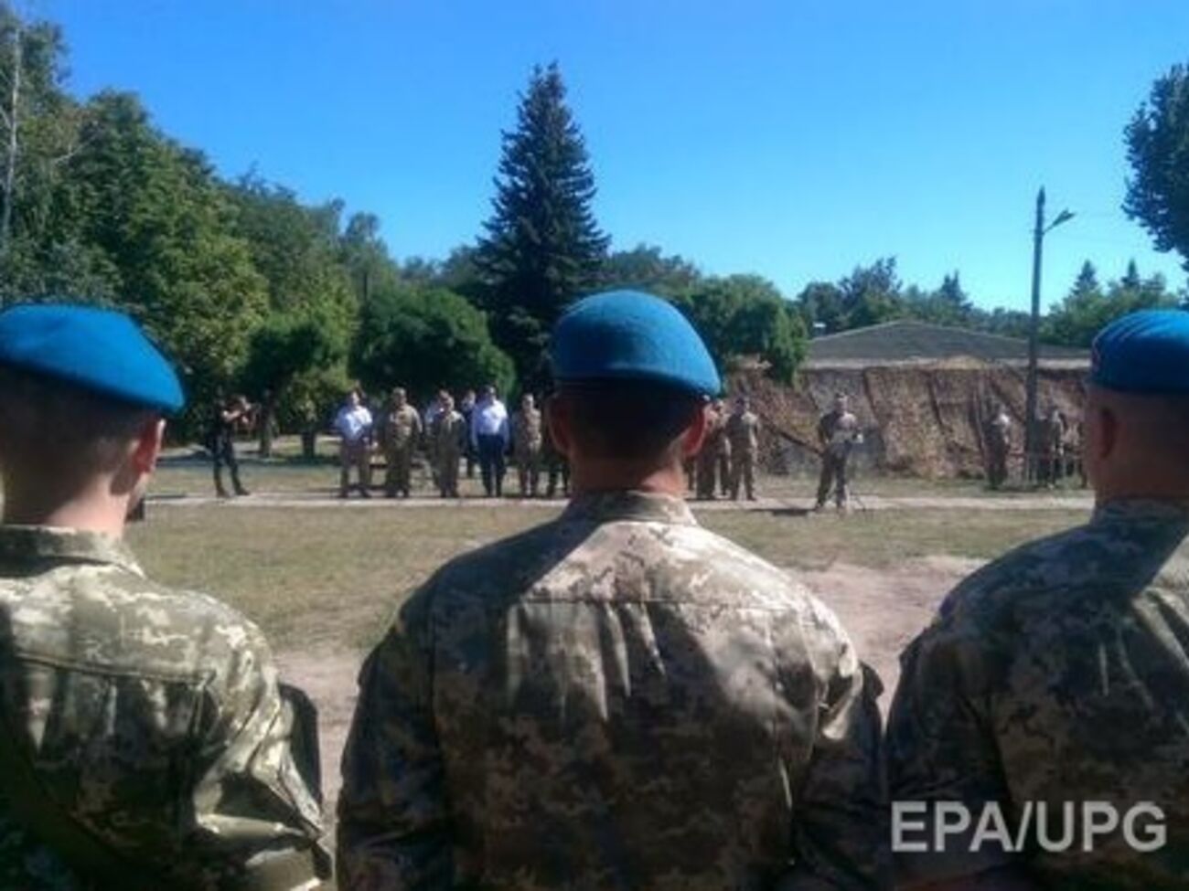 Поршенко поздравил десантников с Днем ВДВ