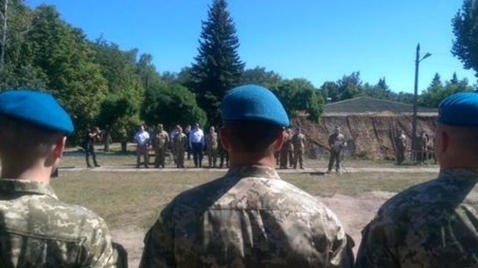 Поршенко поздравил десантников с Днем ВДВ