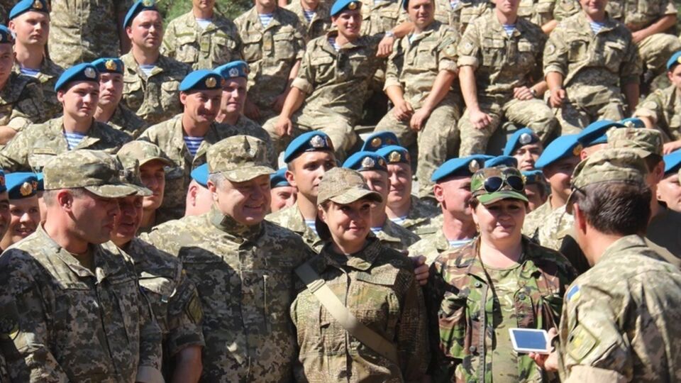 Порошенко наградил медалями десантников