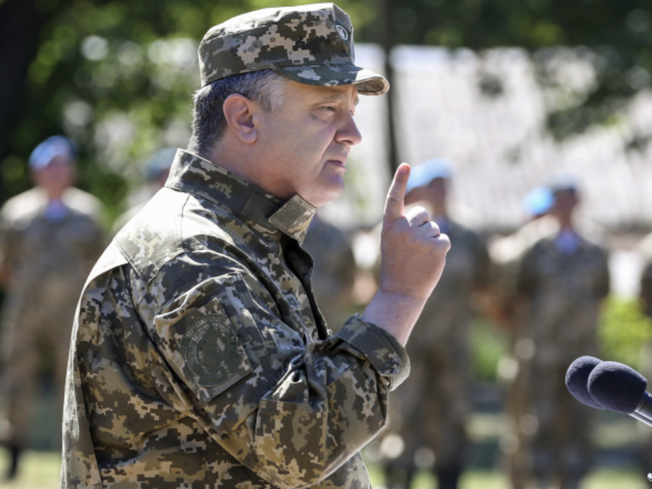 Президент Петр Порошенко: Мы говорим об отводе Вооруженных сил из Широкино, но в Бердянском на господствующих высотах мы оставляем наше подразделение