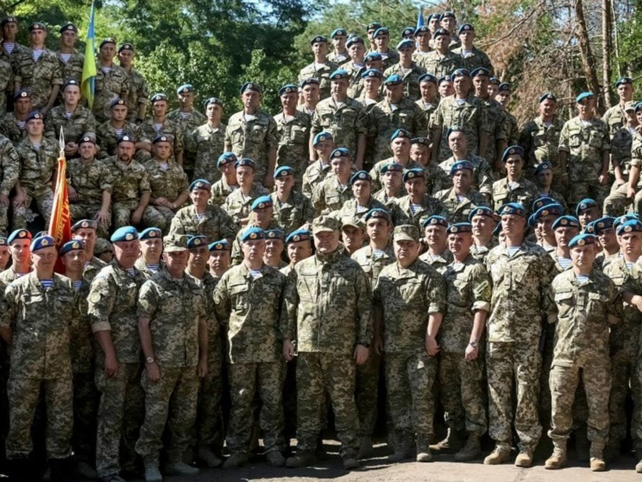 Президент Петр Порошенко с бойцами и офицерами ВСУ в Донецкой области