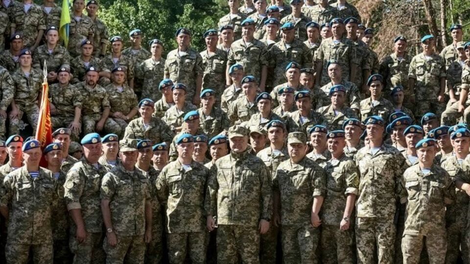 Президент Петр Порошенко с бойцами и офицерами ВСУ в Донецкой области