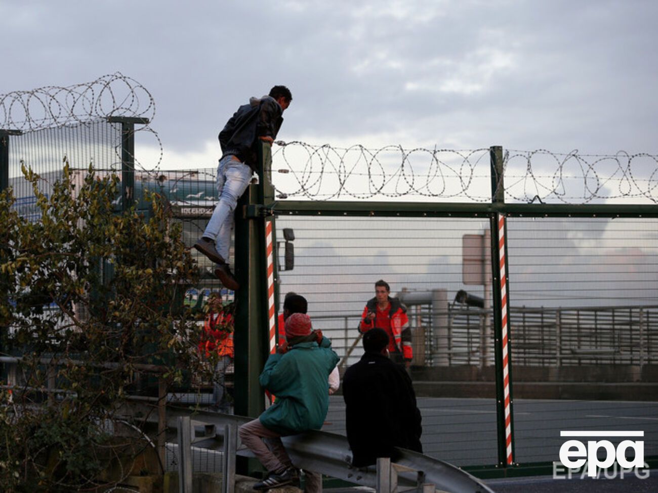 Мигранты пытаются проникнуть в тоннель под Ла-Маншем любой ценой