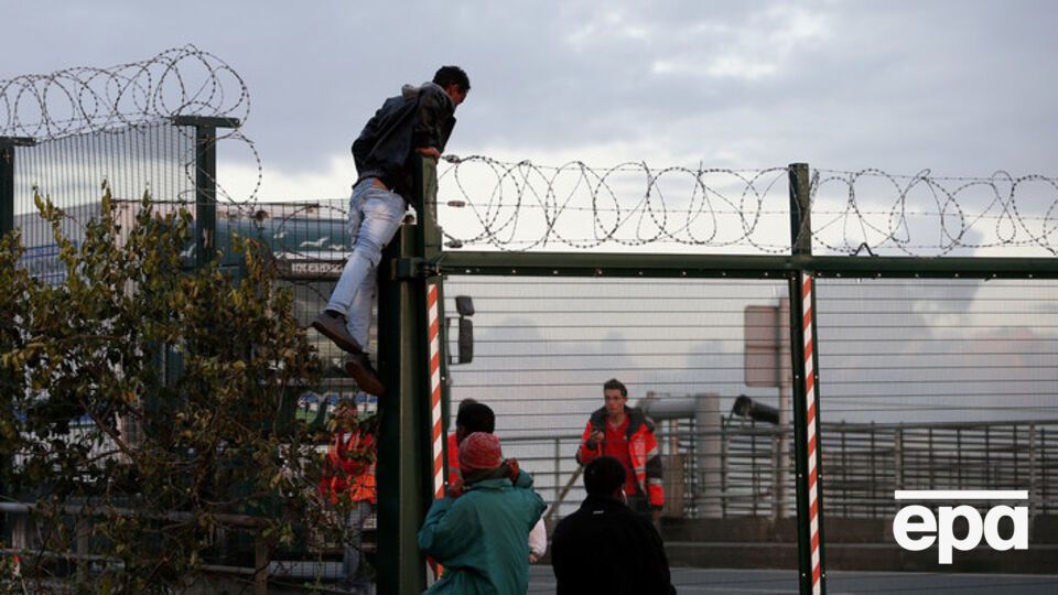Мигранты пытаются проникнуть в тоннель под Ла-Маншем любой ценой