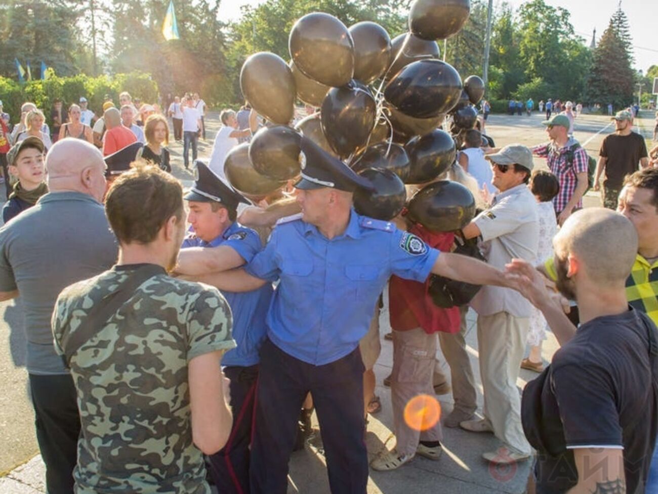Группа "евромайдановцев" напала на активистов, принесших на Куликово поле традиционные черные шары