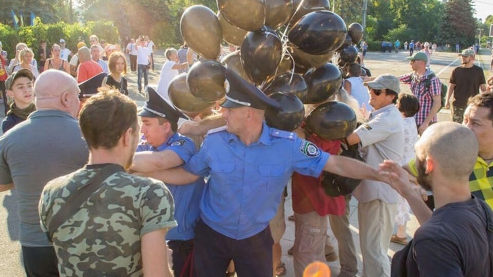 Группа "евромайдановцев" напала на активистов, принесших на Куликово поле традиционные черные шары