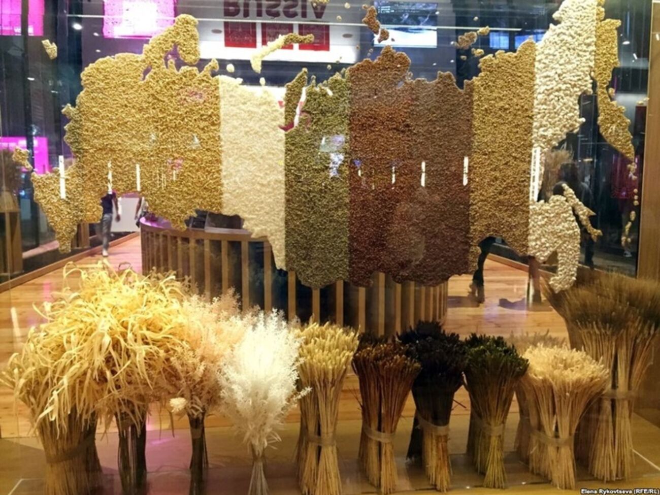 На выставке Россия представила карту страны с аннексированным полуостровом