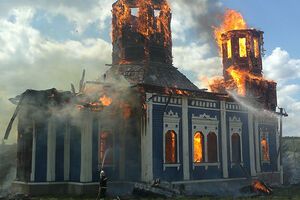 Местные жители пытались потушить пламя подручными средствами, но безрезультатно