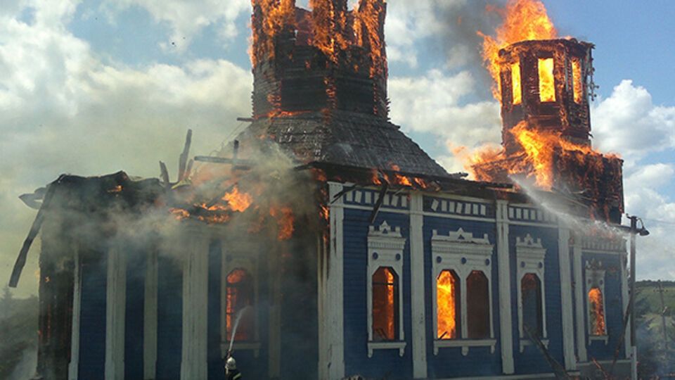 Местные жители пытались потушить пламя подручными средствами, но безрезультатно