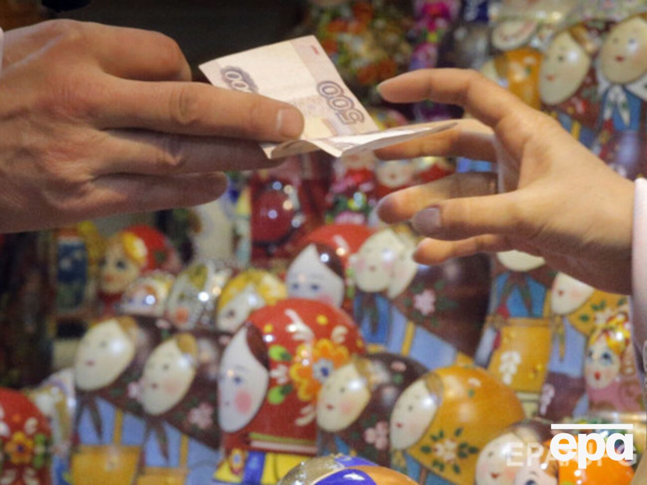 Рубль продолжает дешеветь