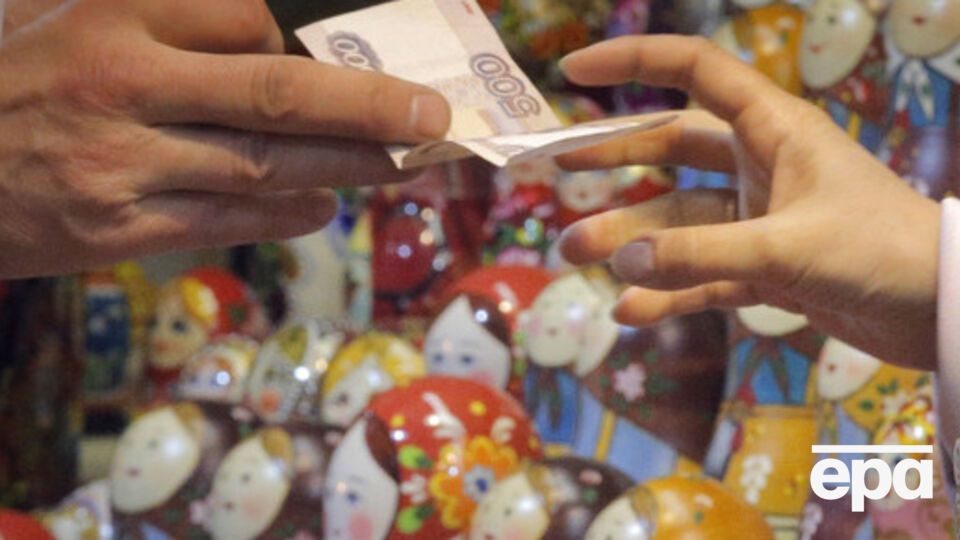 Рубль продолжает дешеветь