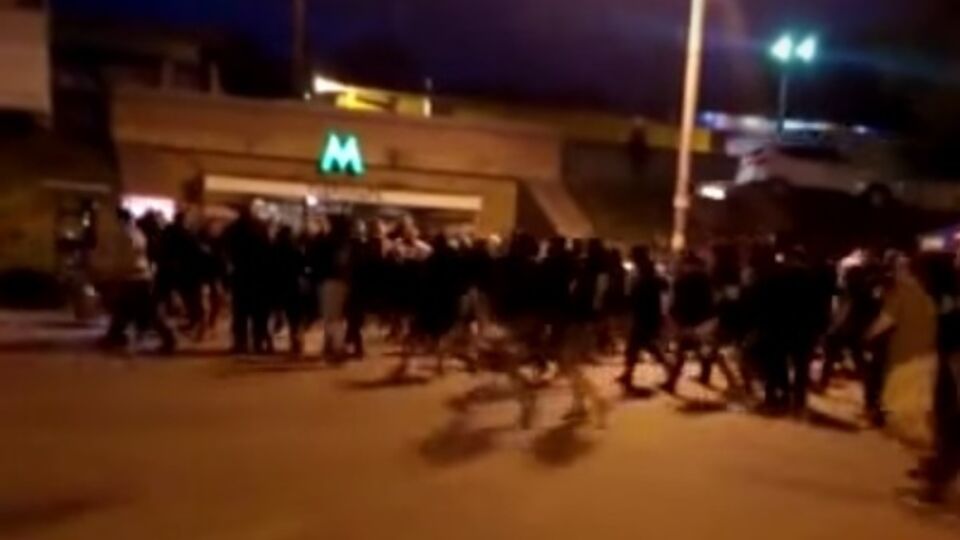 Драка произошла вчера возле станции метро "Гидропарк" в Киеве
