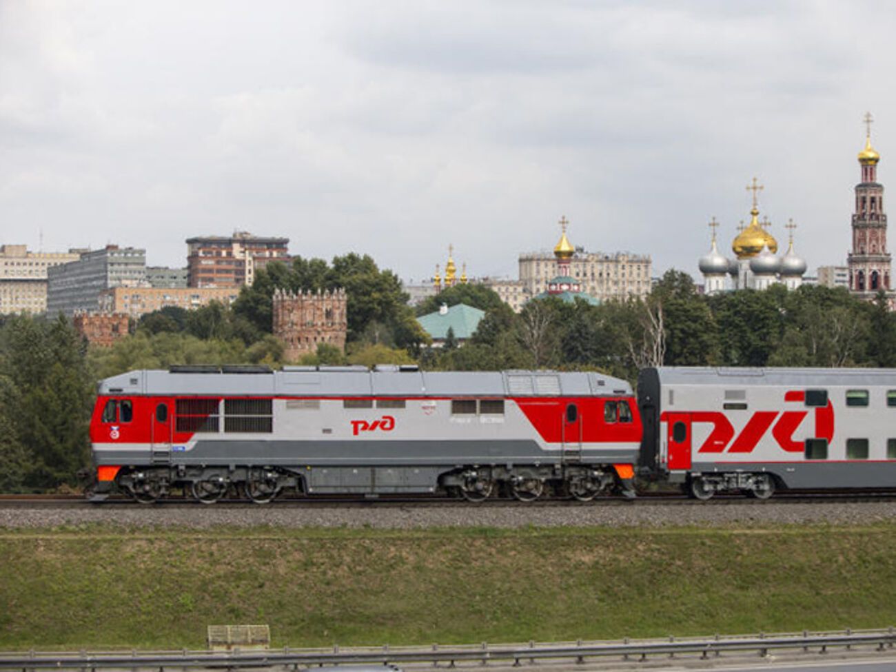 Медведев заявил, что перед новым главой РЖД стоит задача обратить внимание на бюджет компании, инвестиции и пассажирские перевозки