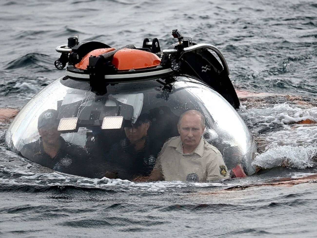 Путин поручил достроить мост через Керченский пролив до 2018 года