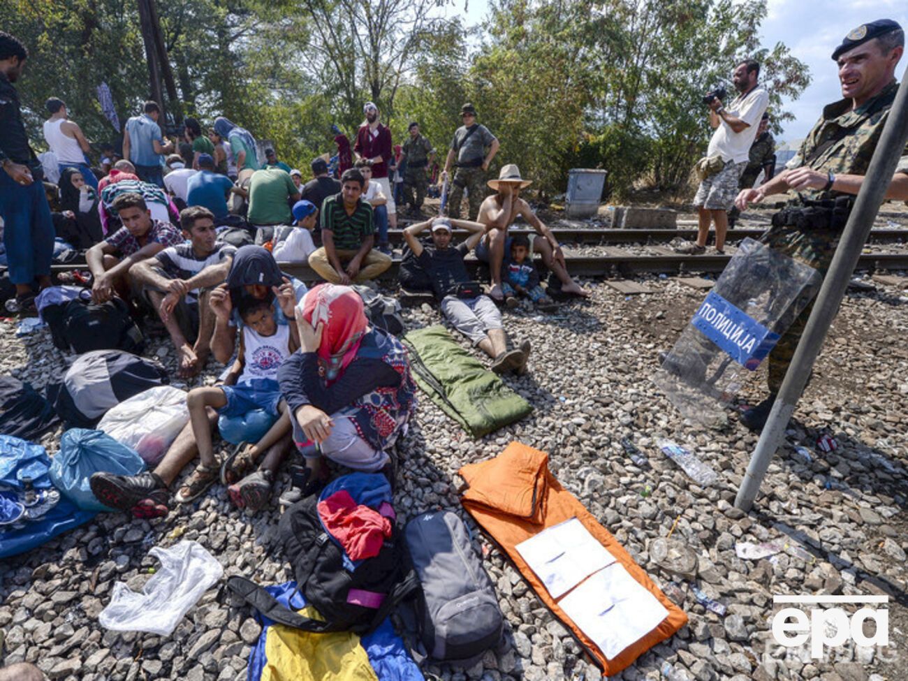 Беженцы попадают в Македонию по пути в ЕС