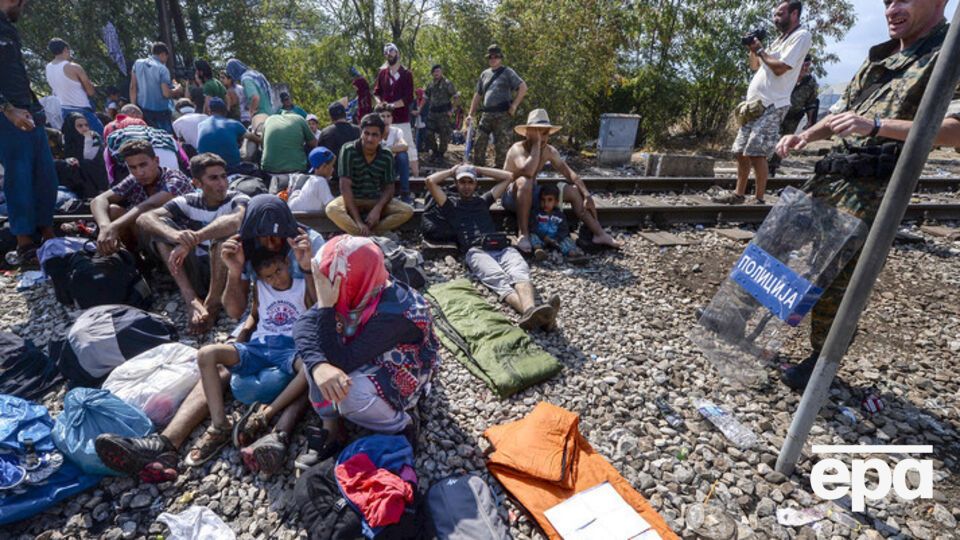 Беженцы попадают в Македонию по пути в ЕС