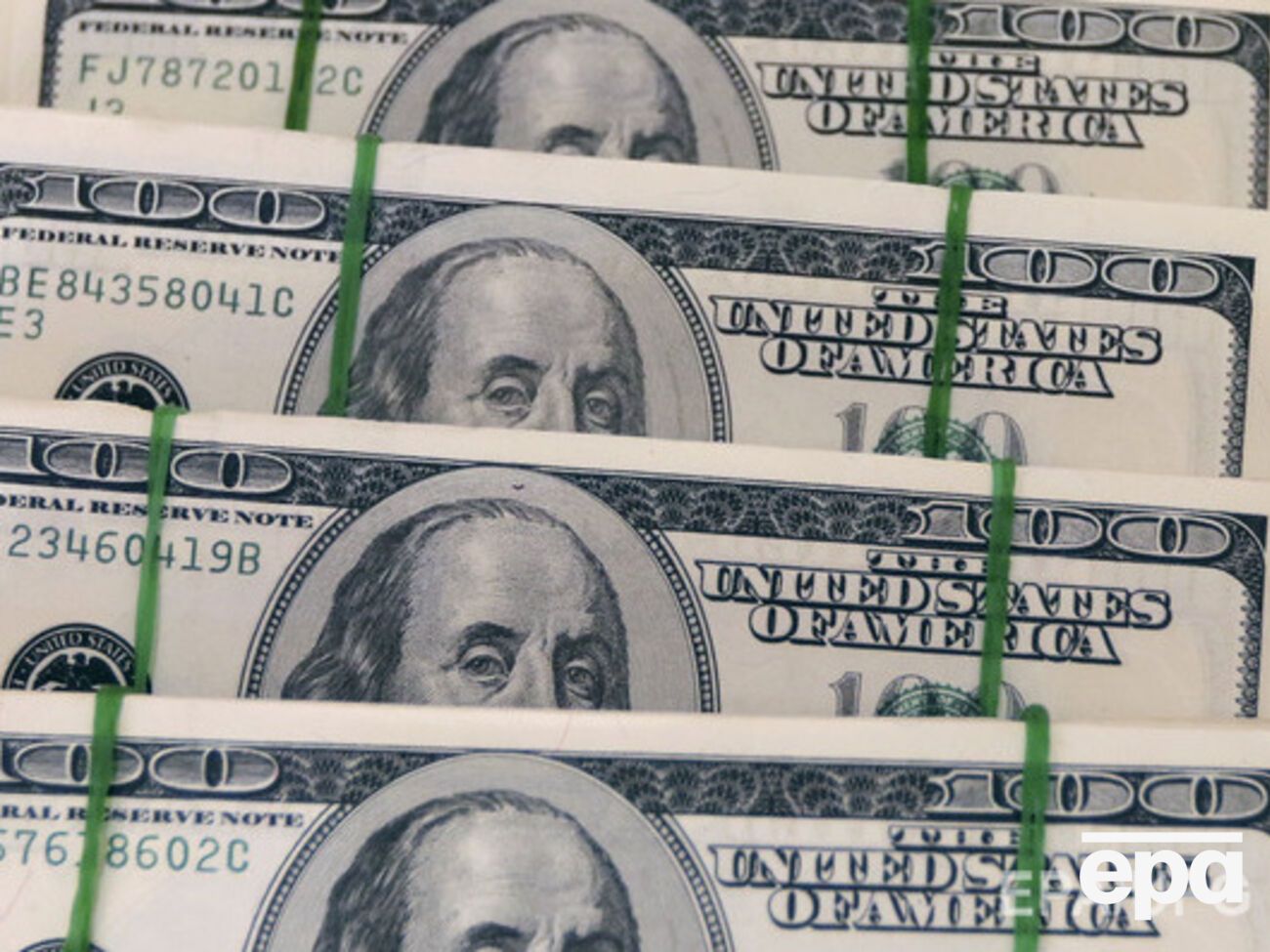 Гривна немного укрепилась к доллару