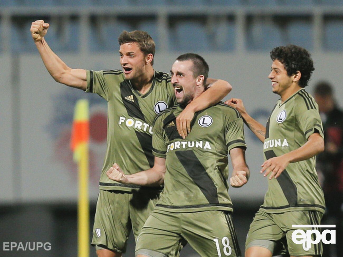 Кухарчик (по центру) приносит победу варшавской "Легии"