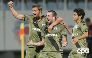 Кухарчик (по центру) приносит победу варшавской "Легии"